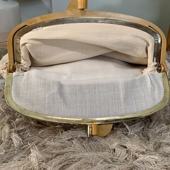 Vintage Crocheted Clutch With Bakelite Handle Unbranded - Picture 8 of 17